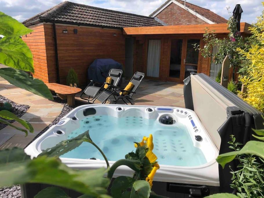 Villa Moors Wood Relaxing ,Tranquil Retreat With Hot Tub Chippenham  Exterior foto