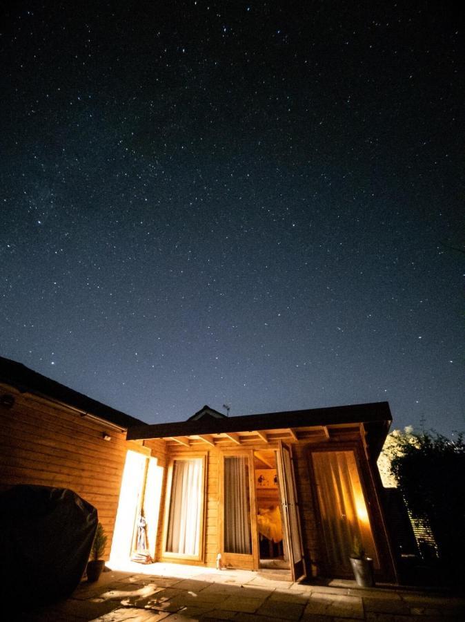 Villa Moors Wood Relaxing ,Tranquil Retreat With Hot Tub Chippenham  Exterior foto