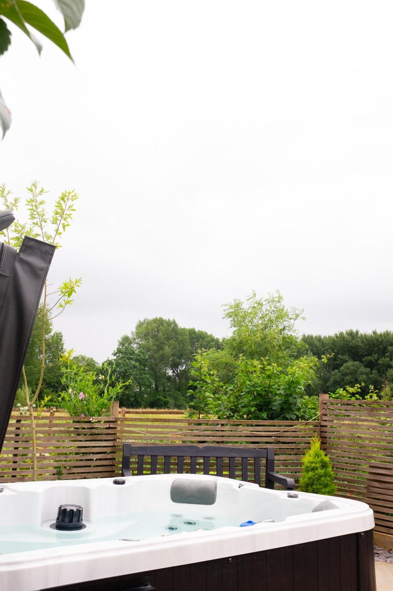 Villa Moors Wood Relaxing ,Tranquil Retreat With Hot Tub Chippenham  Exterior foto